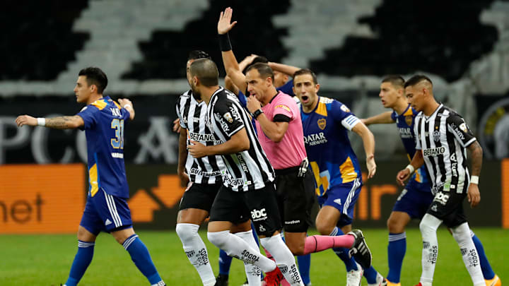 Confusão generalizada no Mineirão após eliminação dos argentinos resultou numa série de sanções Confusão generalizada no Mineirão após eliminação dos argentinos resultou numa série de sanções